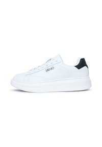 Sneaker bianca con tomaia sintetica liscia e un accento nera sul tallone. Presenta un sistema di allacciatura centrale e una suola in gomma bianca spessa, con il marchio "LIU-JO."