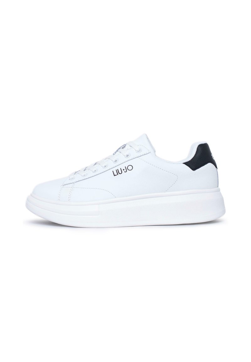 Sneaker bianca con tomaia sintetica liscia e un accento nera sul tallone. Presenta un sistema di allacciatura centrale e una suola in gomma bianca spessa, con il marchio "LIU-JO."