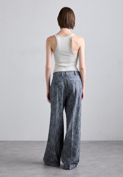 Filippa K DARCEY TEXTURED TROUSERS - Stoffhose - navy/white