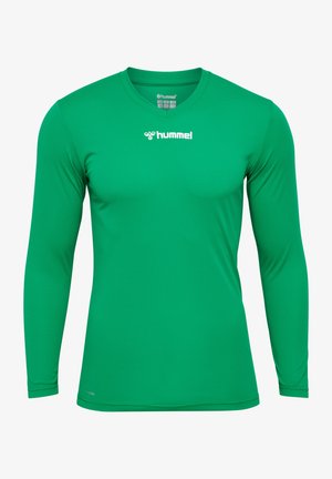 Zielona sportowa koszulka z długim rękawem, wykonana z teksturowanej tkaniny. Posiada dekolt w serek oraz małe białe logo na piersi.