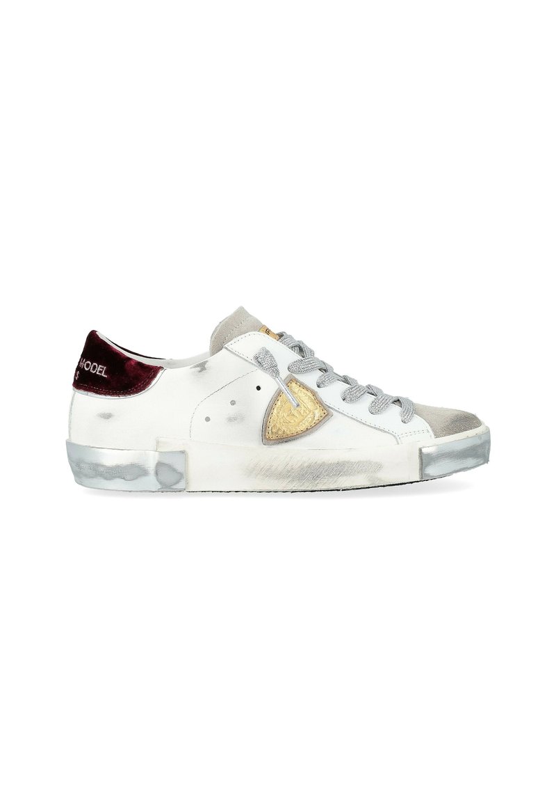 Sneaker bassa bianca con lacci grigi, punta in suede grigio, patch laterale dorato e tab sul tallone color bordeaux con dettagli usurati.