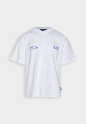 Biały T-shirt z krótkim rękawem z niebieskim napisem: „SMOKERS DIE YOUNGER” po lewej stronie klatki piersiowej i „PEQUS” po prawej stronie klatki piersiowej, wyświetlany na jednolitym tle.