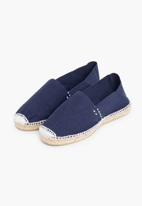 Navy canvas espadrilles met een ronde neus, jute touw zool en witte stiksels langs de randen. Lichtgewicht en eenvoudig ontwerp.