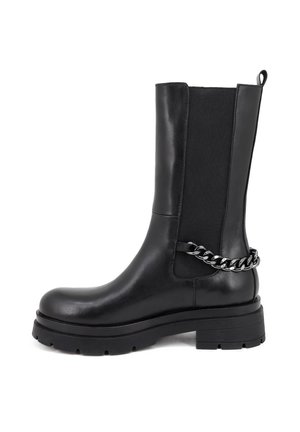Stivali ankle neri con un design in pelle liscia ed elastica, dotati di una suola spessa e un accento di catena metallica sul lato.