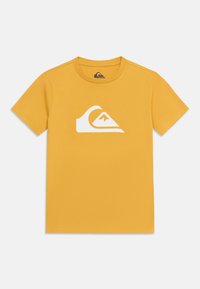 Κίτρινο κοντομάνικο T-shirt με στρογγυλή λαιμόκοψη και λευκό στυλιζαρισμένο λογότυπο κύματος και βουνού στο κέντρο του στήθους.