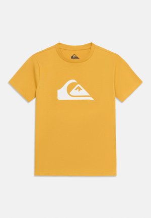 Geltonis trumpomis rankovėmis marškinėliai su apvalia iškirpte ir baltu stilizuotu bangos ir kalno logotipu, centre ant krūtinės.
