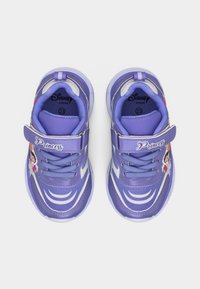 Μωβ παιδικά αθλητικά παπούτσια με αυτοκόλλητα Velcro στολισμένα με τη λέξη "Πριγκίπισσα" και εκτύπωση χαρακτήρα από τις Πριγκίπισσες της Disney στα πλαϊνά, μέγεθος 23.