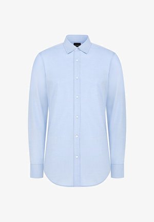 Jasnoniebieska koszula na długi rękaw zapinana na guziki, z ostrym kołnierzykiem i siedmioma białymi guzikami z przodu.