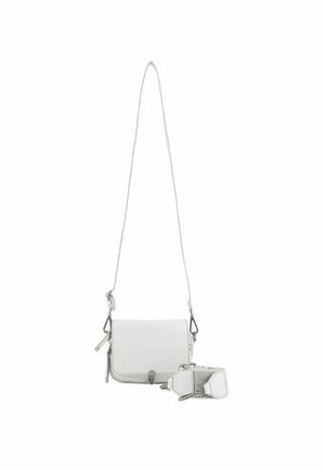 Weißes Leder-Crossbody-Bag mit einem langen, verstellbaren Tragegurt, ausgestattet mit einem vorderen Klappenverschluss und silbernen Hardware-Details.