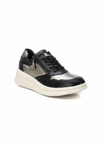 Les baskets noires présentent une tige en cuir texturé avec des accents métalliques, une fermeture éclair sur le côté et une semelle blanche rembourrée. Conçues pour le confort et le style.