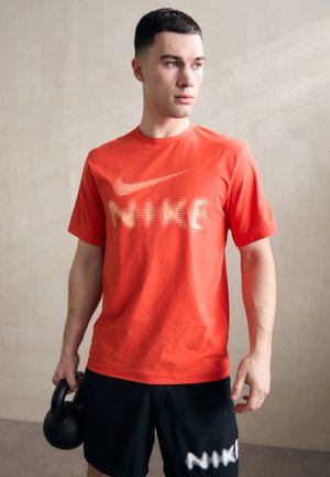 Nike Performance HYVERSE  - Sportiniai marškinėliai trumpomis rankovėmis - picante red