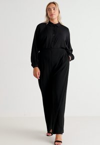 Vero Moda Curve VMCLIVA SUPER WIDE PANTS - Broek - black