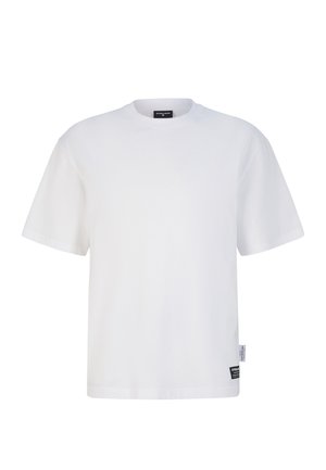 Weißes Baumwoll-T-Shirt mit kurzen Ärmeln, Rundhalsausschnitt und lockerer Passform. Verfügt über ein kleines Etikett auf der unteren linken Seite mit Branding.