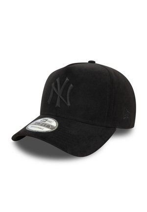 Gorra de béisbol negra ajustable con el logo en relieve de los New York Yankees en la parte delantera y una visera curvada con una pegatina.