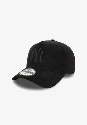 Gorra de béisbol negra ajustable con el logo en relieve de los New York Yankees en la parte delantera y una visera curvada con una pegatina.