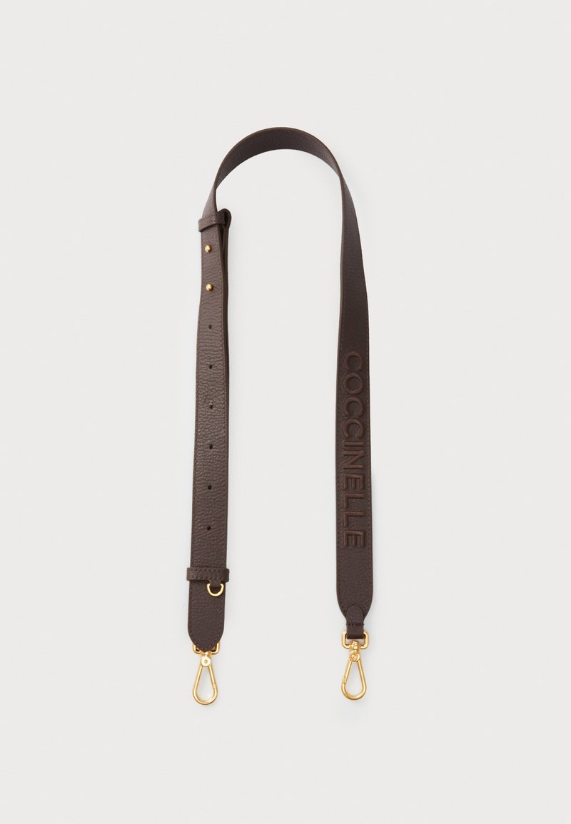 Correia de bolsa de couro castanho com logótipo em relevo, comprimento ajustável, apresentando clips metálicos em tom dourado em ambas as extremidades e design minimalista.