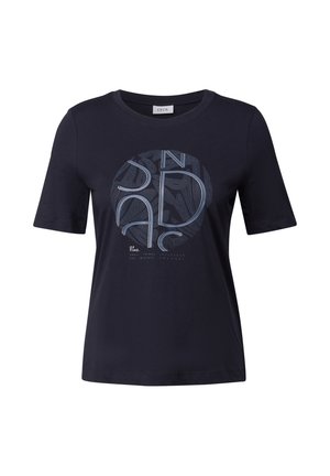 Marinblå T-shirt i bomullsblandning, med en rund grafisk design med text och abstrakta mönster i ljusblått och vitt. Korta ärmar, rundad hals.