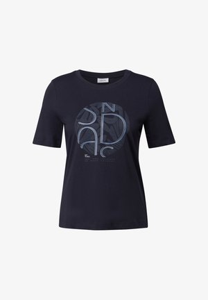 Námořnická modrá tričko z bavlněné směsi, s kulatým grafickým designem a textem a abstraktními vzory světle modré a bílé barvy. Krátké rukávy, kulatý výstřih.