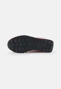 Svart gummi yttersula med triangulära mönster, rosa mellansula och texturerade detaljer. Lättviktsdesign som passar för löpning eller vardagsbruk.