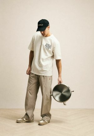 Cuera, OFFCOURT WPC - T-shirt con stampa - off white w army