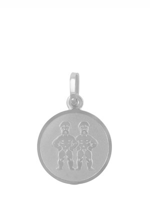 Ciondolo rotondo in argento con figure in rilievo raffiguranti due uomini muscolosi in piedi affiancati, entrambi con le braccia piegate e le mani sui fianchi.
