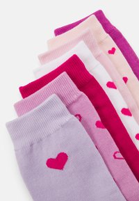 Sæt af syv strikkede sokker i varierende nuancer af pink og lilla, med hjerte-motiver på udvalgte par. Blød tekstur med ribbede manchetter.