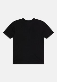 Camiseta negra de manga corta con cuello redondo. Confeccionada en tela suave, presenta un diseño limpio y sencillo, sin logotipos ni adornos visibles.