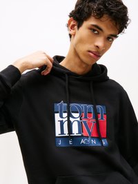 Felpa nera con cappuccio e lacci regolabili, con un logo grafico multicolore sul davanti in rosso, bianco e blu.