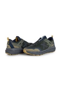 Sneakers da uomo caratterizzati da una combinazione di rete e suede di colore verde scuro e blu navy, con una suola grigia maculata e lacci a fantasia.