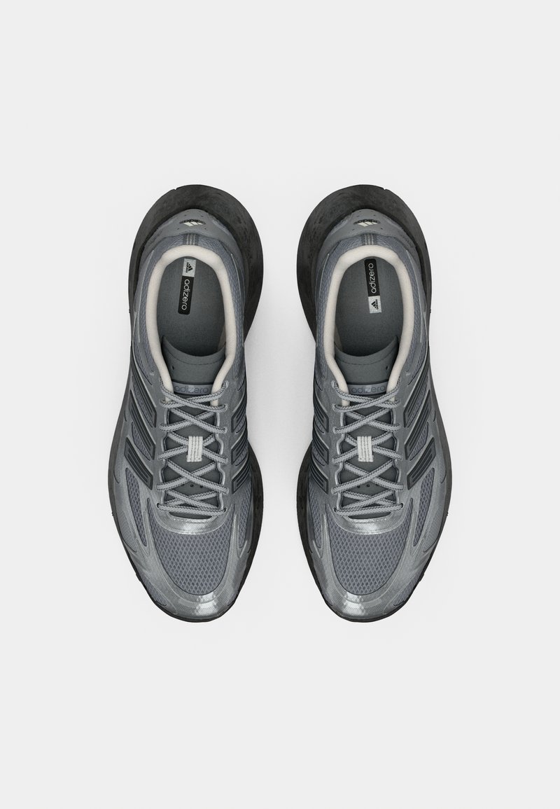 Ein Paar graue Adidas Adizero Laufschuhe mit einem Obermaterial aus Mesh und schwarzen Sohlen, von oben auf einem weißen Hintergrund betrachtet.