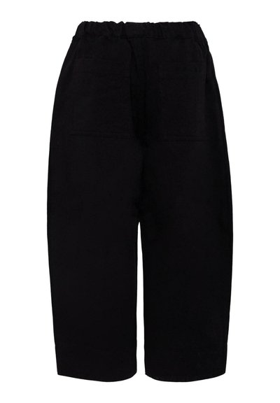 Pantalons courts noirs, légers, avec une taille élastique et deux poches arrière. Texture douce et coupe ample. Convient pour un usage décontracté.