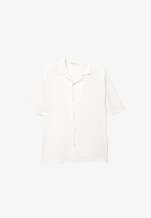 Bijela kratkosposavna košulja s teksturiranim materijalom, opuštenim ovratnikom i suptilnim naborima, s pet dugmadi sprijeda.