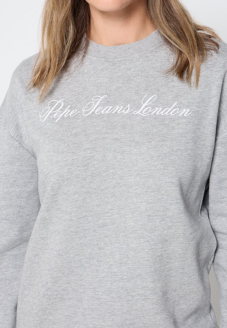 Grijze sweatshirt gemaakt van zachte stof, met een witte cursieve logo "Pepe Jeans London" aan de voorkant. Ronde halslijn, relaxte pasvorm.