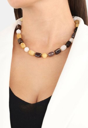Collana con una combinazione di perline tonde e rettangolari in tonalità gialle, marroni e bianche, infilate insieme a piccoli dettagli dorati.