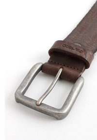 Brauner Leder-Gürtel mit texturierter Oberfläche, ausgestattet mit einer silbernen Metallschnalle und einem kleinen, in das Leder neben der Schnalle geprägten Logo.