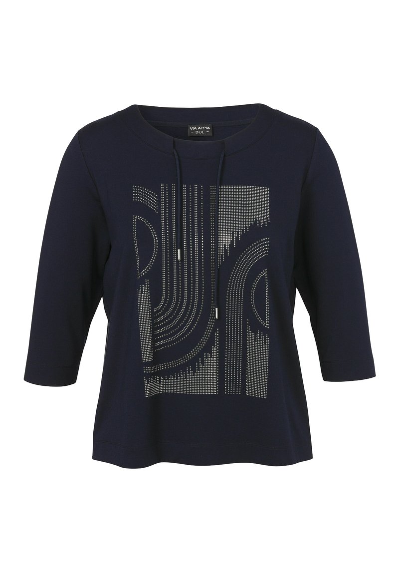 Marineblauwe shirt met driekwartmouwen, voorzien van een geometrisch ontwerp van zilveren studs in verschillende patronen aan de voorkant, ronde halslijn.