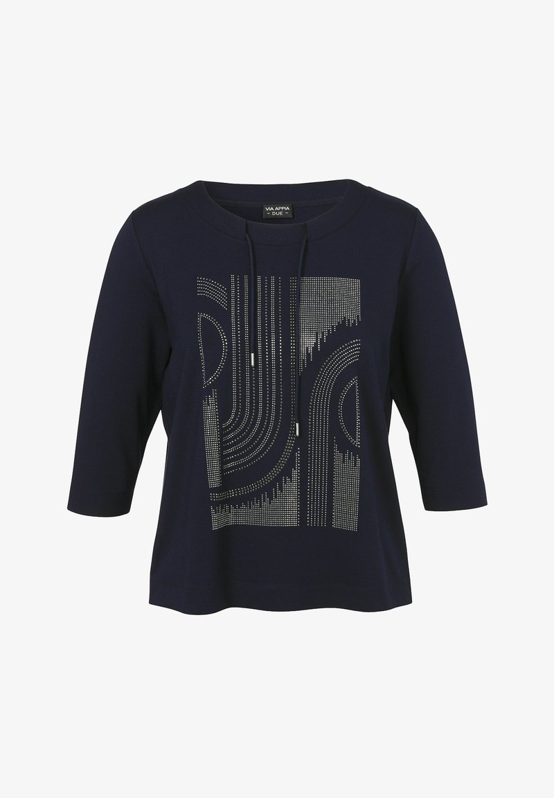 Marineblauwe shirt met driekwartmouwen, voorzien van een geometrisch ontwerp van zilveren studs in verschillende patronen aan de voorkant, ronde halslijn.