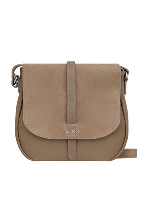 Beżowo-brązowa torba na ramię z zamszową klapką, górnym paskiem do zapięcia i logo "RYŁKO" z przodu. Widoczna skórzana tekstura oraz regulowany pasek.