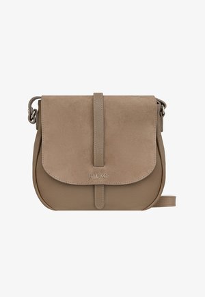 Beżowo-brązowa torba na ramię z zamszową klapką, górnym paskiem do zapięcia i logo "RYŁKO" z przodu. Widoczna skórzana tekstura oraz regulowany pasek.