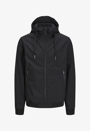 Must kapuutsiga jope, valmistatud siledast kangast. Varustatud eesmise luku, kahe tõmblukuga küljetasku ja elastsete varrukaservadega.