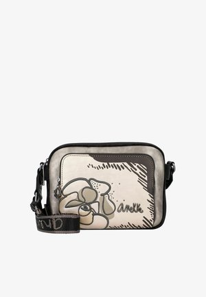 Bolso bandolera beige con diseño floral, detalles en negro, cierre de cremallera y correa ajustable. Superficie texturizada con detalles decorativos.