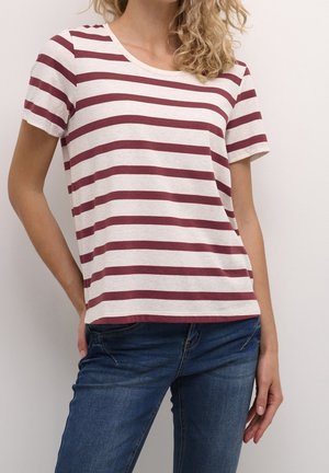Gestreiftes T-Shirt mit kurzen Ärmeln, das burgunderfarbene und cremefarbene horizontale Streifen aufweist. Weicher Stoff, runder Ausschnitt, lockere Passform. Getragen mit blauen Jeans.