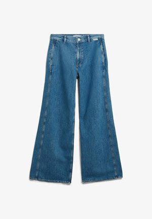 Blauwe denim wijde pijpen jeans met knoop- en ritsluiting aan de voorkant, riemlussen en zijzakken, plat gelegd op een witte achtergrond.