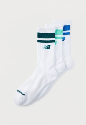 Trois paires de chaussettes blanches montantes avec des rayures colorées et le logo "NB" en vert foncé, vert menthe et bleu en haut.