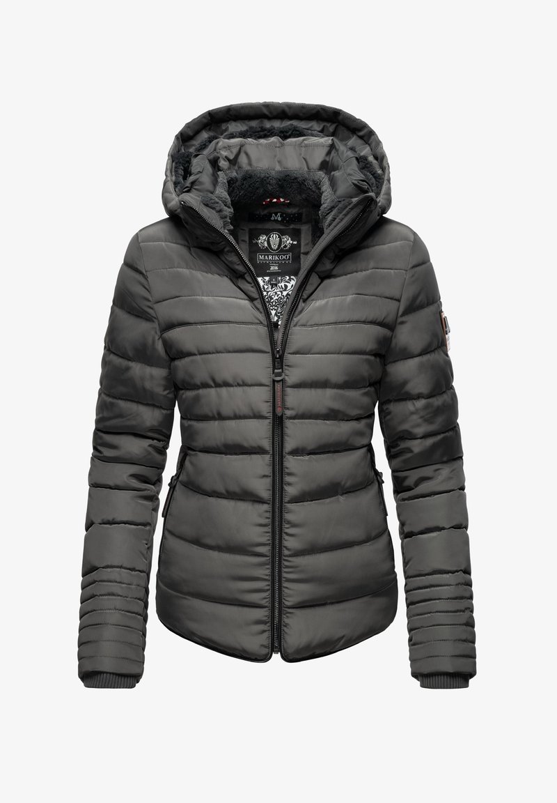 Pilkas pūkinis švarkas su priderintu dizainu, gobtuvu, užtrauktuku ir megztomis rankovėmis. Yra horizontaliomis siūlėmis ir šiltu, tekstūriniu interjeru.