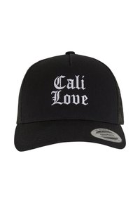 Fekete trucker sapka, fehér gótikus betűtípussal hímezve "Cali Love" felirattal. Görbített napellenzővel és hálós hátsó panelekkel rendelkezik. Snapback záródás.