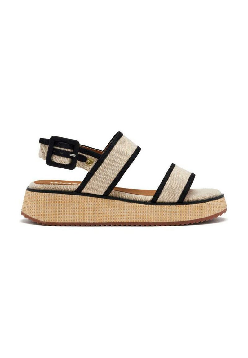 Sandalias de tela beige con acentos negros, hebilla ajustable, suela plana, superficie texturizada y diseño de punta abierta.