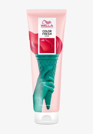 Wella Color Fresh -värimaski vaaleanpunaisessa tuubissa, jossa on punainen jäätelödesign, teal-väriä oleva kuppi ja käsi, merkitty "punaiseksi" värin lisäämiseksi.