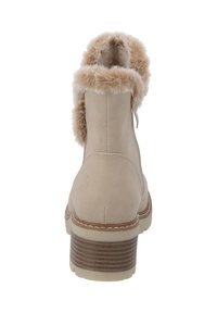 Beige enkellaarsjes met een nepbont manchet, een gladde suede textuur, een gestapelde hak met horizontale strepen en een afgeronde neusontwerp.