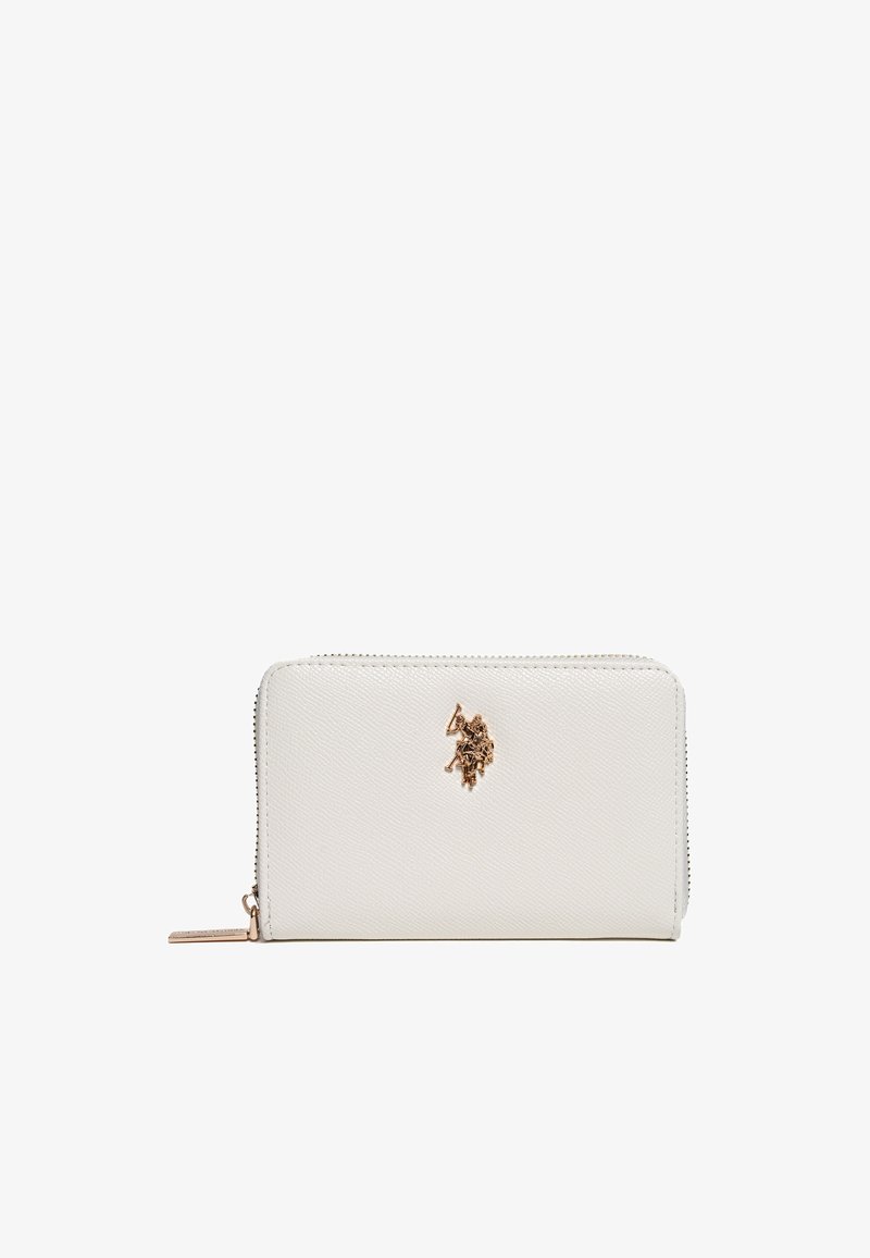 Valkoinen, teksturoitu lompakko, jossa on vetoketjusuljenta ja kullanvärinen embleemi. Sileäpintainen ja minimalistinen muotoilu, joka sopii monenlaiseen käyttöön.